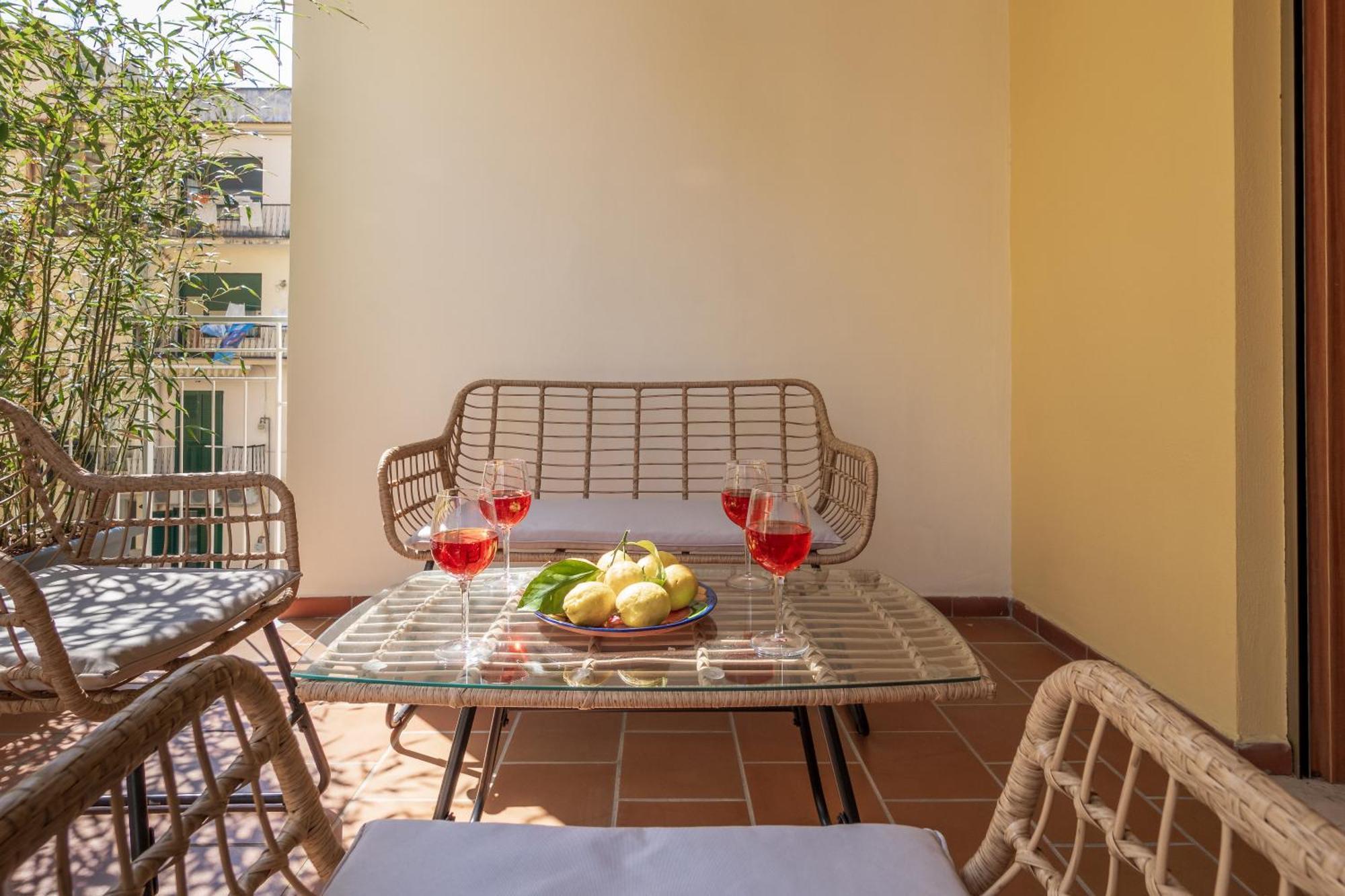 Surya House - Elegant Apartment In Сорренто Экстерьер фото